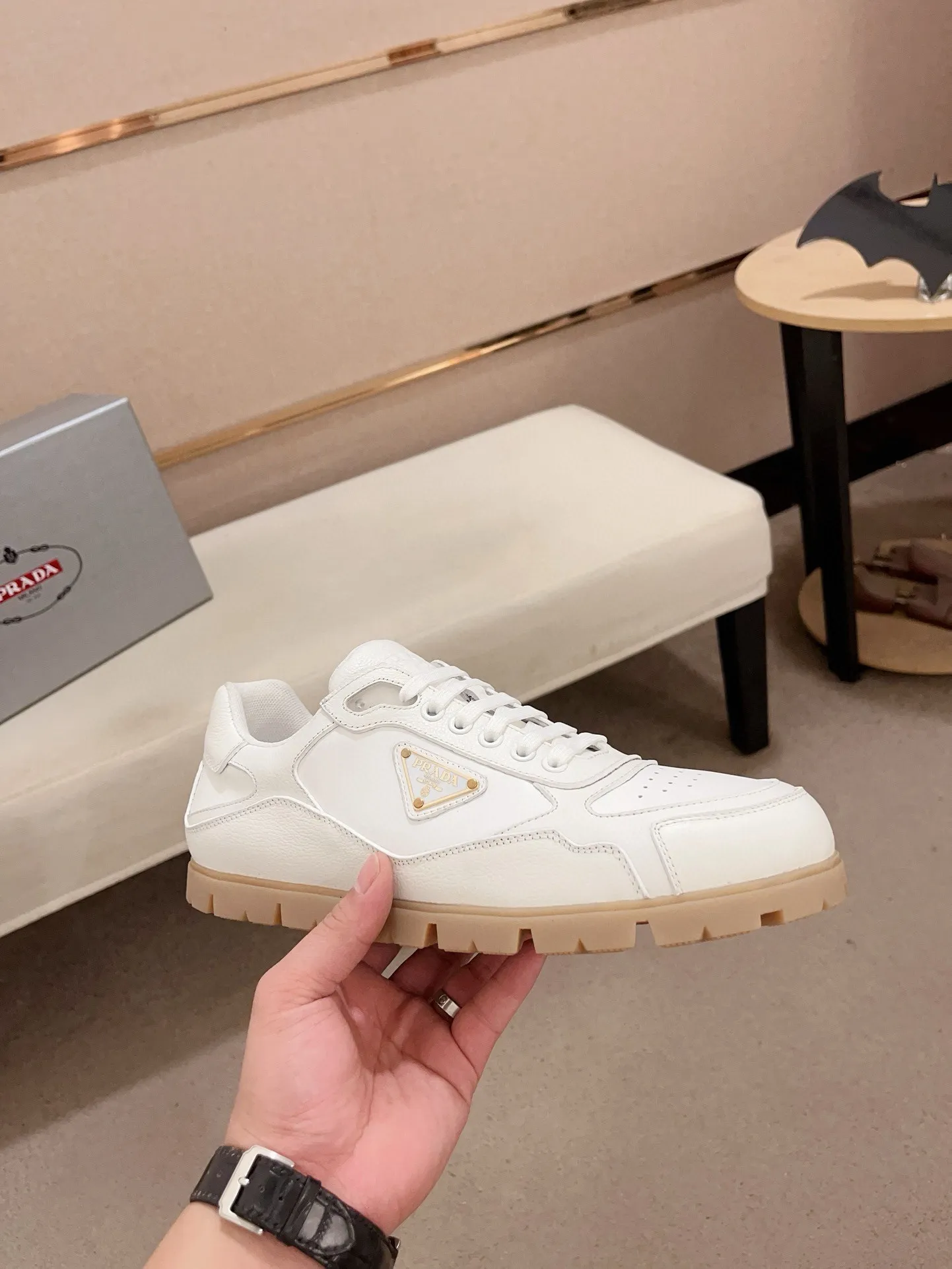 Men's shoes 💰 540💰 ✔️✔️✔️Higher version High-quality new PRADA (Prada) counters are launched at the same time. The new men's shoes and 😘 fabrics are made of high-tech glue-making technology. Lining: Full cowhide lining. 👍🏿 High-end ☄️ air-cushion molded anti-slip rubber outsole, exquisite lines, simple and elegant, comfortable and high-end for leisure travel. Code number: 38 to 44 (45 can be customized and cannot be returned or exchanged)